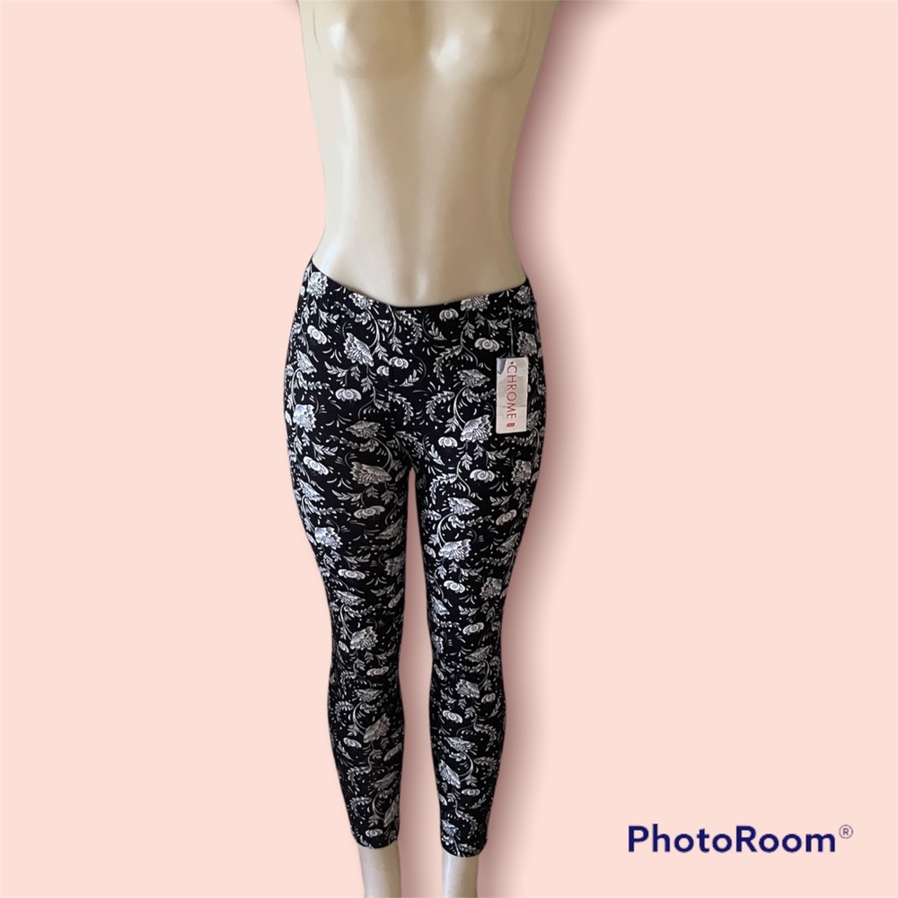 NWT Chrome B&W Floral Leggings Size M